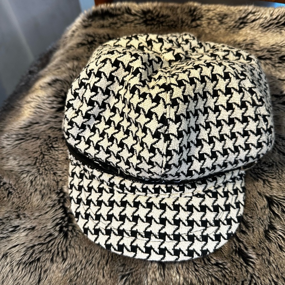Black & White Star Houndstooth Buckle Detail Newsboy Cap, Size Small